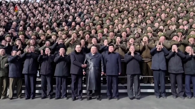 북한 김정은 국무위원장이 지난 2월 1일 평안북도 압록강 위화도지구 신의주온실종합농장 건설에 공헌한 과학자·기술자, 중앙 및 현장지휘부 일꾼들을 만나 기념사진을 찍었다고 조선중앙TV가 2일 보도했다.<조선중앙TV 화면·연합뉴스>