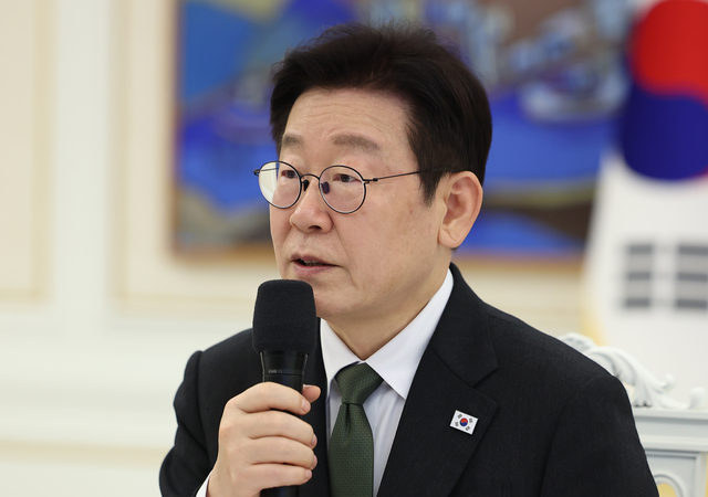 이재명 대통령이 4일 청와대에서 열린 '청년 일자리와 지방투자 확대를 위한 기업간담회'에서 발언하고 있다. 연합뉴스
