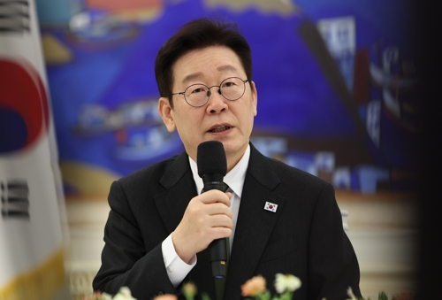 이재명 대통령이 4일 청와대에서 열린 ‘청년 일자리와 지방투자 확대를 위한 기업간담회’에서 발언하고 있다.    [연합뉴스]