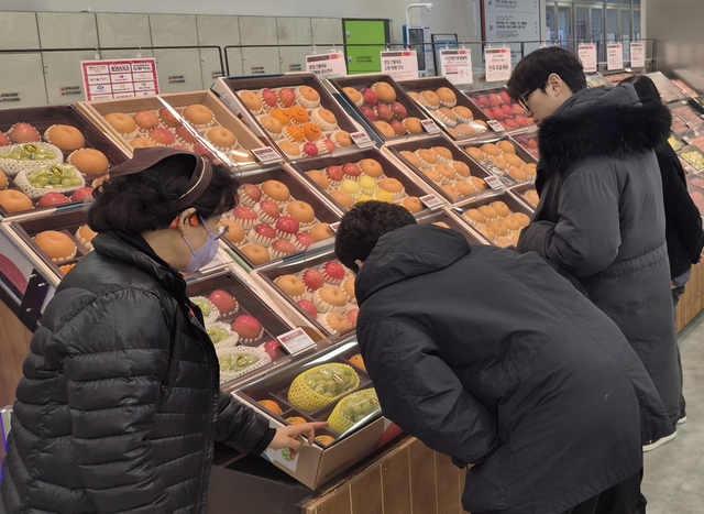 서울 중구 봉래동 롯데마트 제타플렉스 서울역점에서 고객들이 설 선물세트를 살펴보고 있다. [롯데마트 제공]
