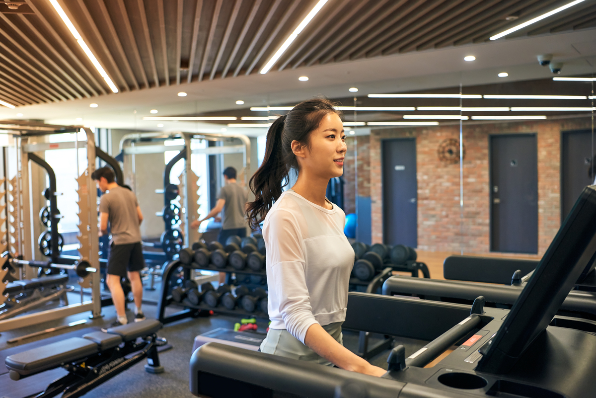 러닝머신 내려오다 ‘꽈당’…공무원 회원 중상, 法 “3000만원 배상”