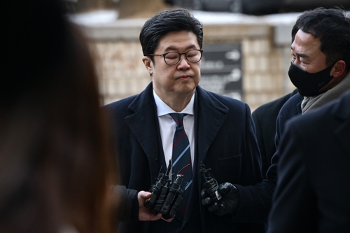 김병주 MBK파트너스 회장이 구속 전 피의자 심문(영장실질심사)를 위해 지난달 13일 서울 서초구 서울중앙지방법원에 들어서고 있다. [연합뉴스]