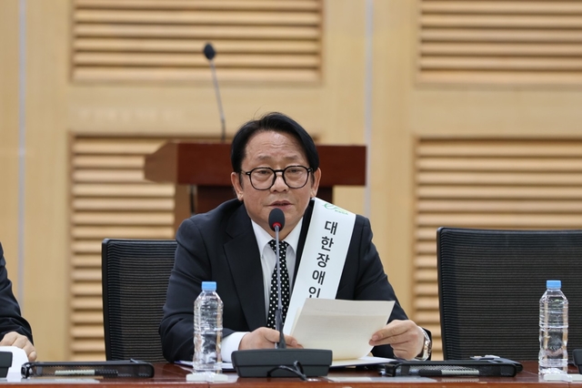 제5대 대한장애인e스포츠연맹 이계진 회장의 출범선언문 낭독 모습
