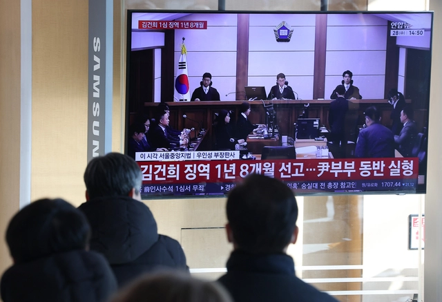 윤석열 전 대통령 부인 김건희씨의 자본시장법·정치자금법 위반, 특정범죄 가중처벌법상 알선수재 혐의 사건의 선고 공판이 열린 1월 28일 서울 용산구 서울역 대합실에서 시민들이 관련 뉴스를 지켜보고 있다. 이날 재판부는 김씨에게 알선수재·청탁금지법위반 등 혐의만 인정해 징역 1년 8개월을 선고했다.<연합뉴스 사진>