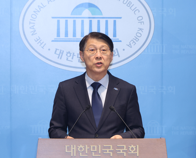 조국혁신당 김형연 공직후보자검증위원장이 5일 서울 여의도 국회 소통관에서 지방선거 후보자 부적격 기준을 발표하고 있다. [연합뉴스]