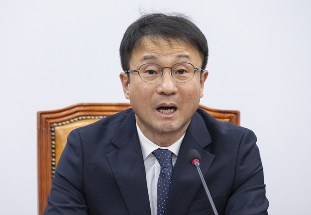 더불어민주당 한병도 원내대표가 5일 국회에서 열린 정책조정회의에서 정책 운영 방향에 대해 말하고 있다. [연합뉴스]