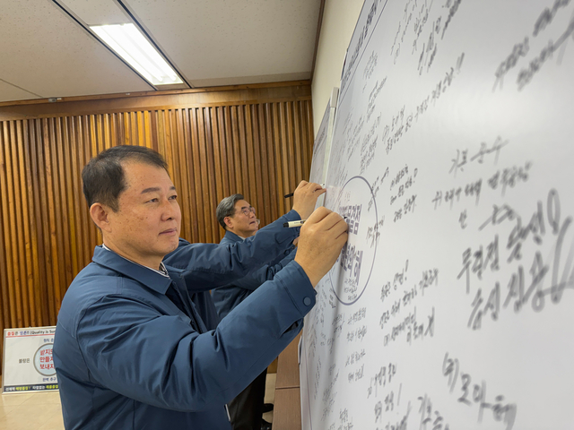 박정호 한온시스템 사장이 지난 4일 대전 본사에서 열린 ‘2026 품질명가(品質名家) 재건 원년의 해’ 선포·품질경영 결의식에서 품질 결의를 다짐하는 메세지를 작성하고 있다. 한온시스템 제공