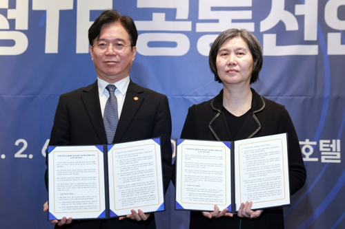 김영훈 고용노동부 장관(왼쪽)과 장지연 퇴직연금 기능 강화를 위한 노사정 테스크포스(TF) 위원장이 6일 서울 여의도 켄싱턴호텔에서 퇴직연금 기능 강화를 위한 노사정 TF 공동선언문을 발표한 뒤 기념 촬영하고 있다. [연합뉴스]