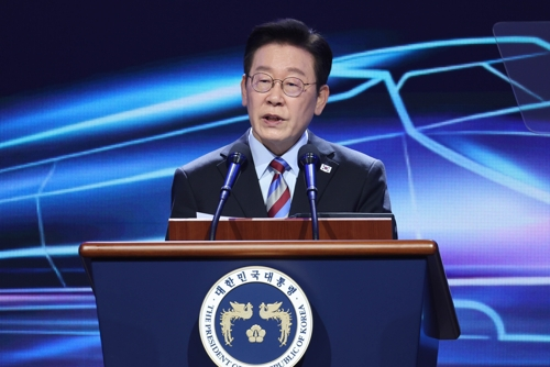 이재명 대통령이 6일 경남 거제시 견내량 인근에서 열린 남부내륙철도 착공식에서 기념사를 하고 있다.  [연합뉴스]