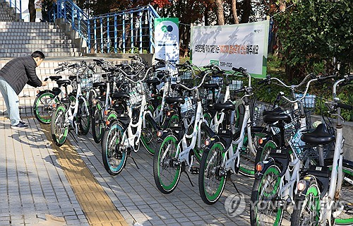 서울 광진구에서 한 시민이 지난해 11월 12일 공공자전거 ‘따릉이’를 이용하고 있다. 연합뉴스