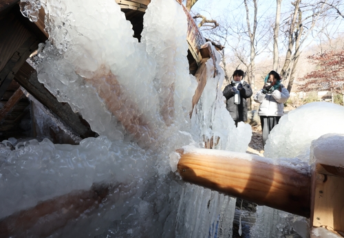 지난달 28일 경기도 용인 한국민속촌 물레방아가 얼어있다. 연합뉴스