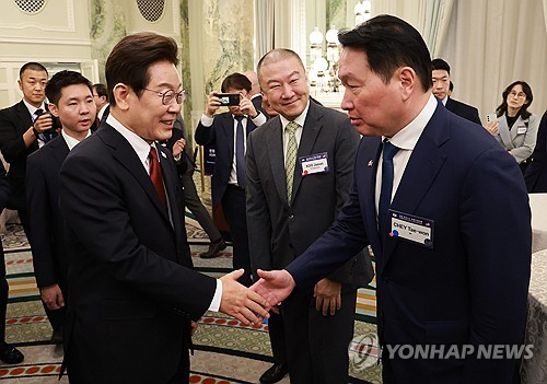 이재명 대통령이 지난해 8월 미국 워싱턴DC 윌라드 호텔에서 열린 한미 비즈니스 라운드 테이블에서 최태원 대한상의회장 겸 SK그룹 회장과 악수하고 있다. 연합뉴스
