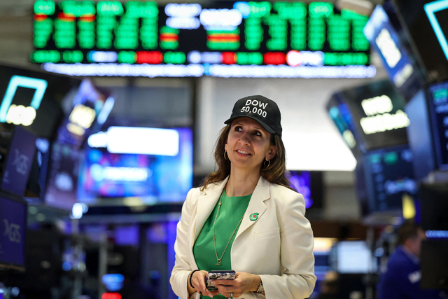 뉴욕증권거래소(NYSE)그룹의 린 마틴 대표가 6일(현지시간) 다우지수 50,000 기록 직후 플로어를 지나가고 있다. 로이터=연합뉴스