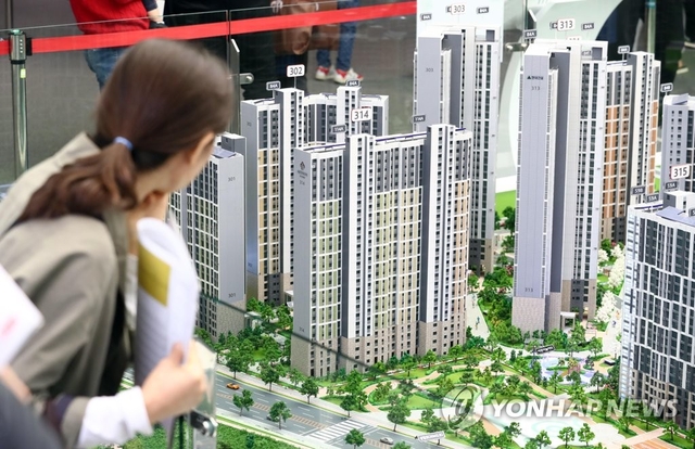한 시민이 견본주택 유니트를 둘러보고 있다. [연합뉴스]