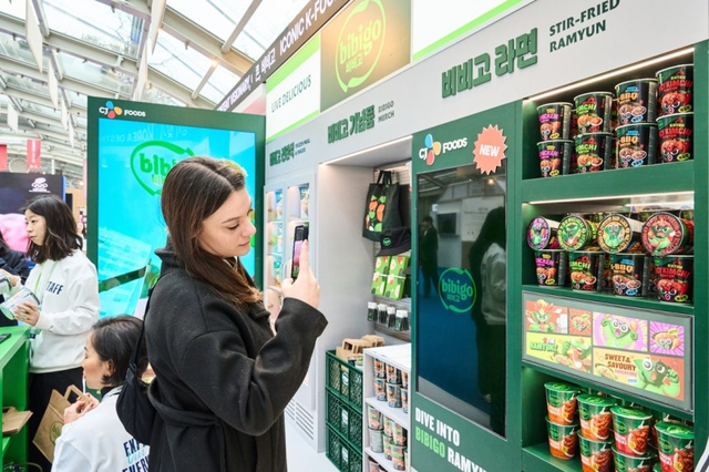 이탈리아 밀라노 코리아하우스 ‘비비고 존’ 부스에서 외국인 방문객이 제품을 살펴보고 있다. [CJ제일제당 제공]
