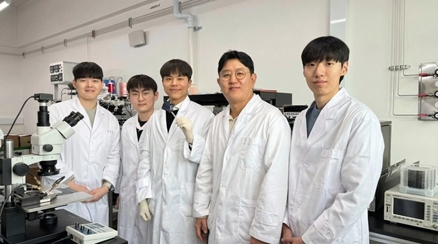 김창환(왼쪽부터) KAIST 석박사통합과정, 김승환 박사과정, 허남욱 석박사통합과정, 서준기 교수, 조영석 박사과정. KAIST 제공.