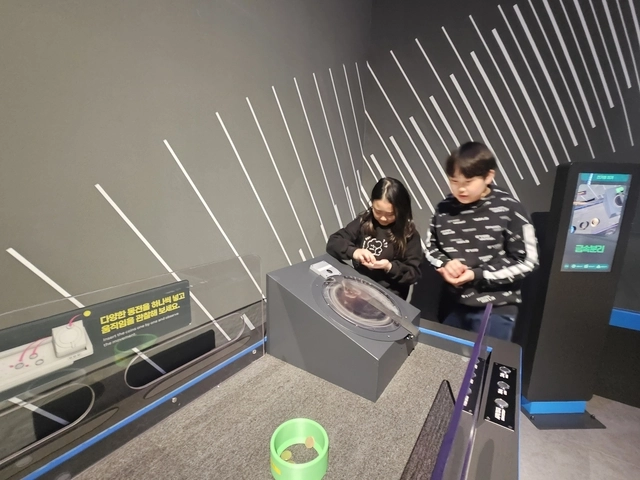 국립중앙과학관 피직스 랩에서 전시품을 체험하는 어린이 관람객. 사진=이준기 기자.