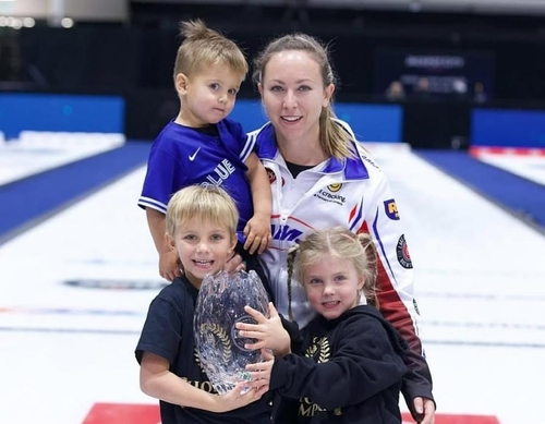 세 아이의 엄마인 캐나다 컬링 국가대표 레이철 호먼(오른쪽 위). [호먼 소셜미디어 캡처]