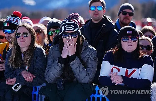 린지 본의 부상 장면을 지켜보는 관중들. [로이터=연합뉴스]