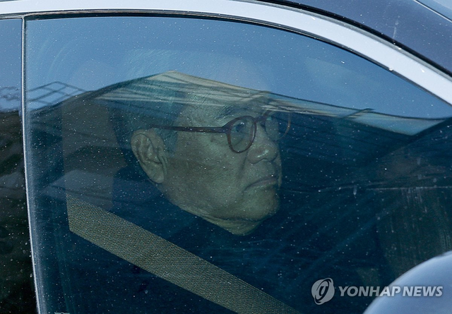 정진석 전 대통령비서실장이 피의자 신분으로 조사를 받기 위해 8일 서울 경찰청 3대 특검 특별수사본부로 출석하는 모습. 연합뉴스