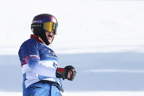 8일(현지시간) 이탈리아 리비뇨 스노파크에서 열린 2026 밀라노-코르티나담페초 동계올림픽 스노보드 남자 평행 대회전 8강에 출전한 김상겸이 결승 진출을 확정지은 뒤 기뻐하고 있다. [리비뇨=연합뉴스]