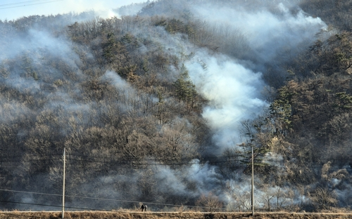 8일 오후 경북 경주시 문무대왕면의 한 야산이 산불 연기에 휩싸여 있다. 전날 문무대왕면 입천리에서 발생한 산불은 이날까지 이어지고 있다. [경주=연합뉴스]