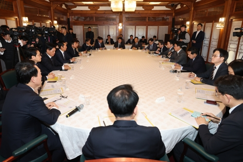 김민석 국무총리가 8일 서울 종로구 삼청동 총리공관에서 강훈식 대통령 비서실장, 더불어민주당 정청래 대표 등 참석하에 열린 고위당정협의회에서 발언하고 있다. [연합뉴스]