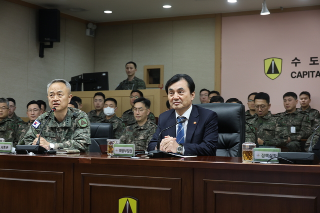 안규백 국방부 장관이 2일 육군 수도방위사령부를 방문해 임무 수행 현황을 보고받고 있다. [국방부 제공]