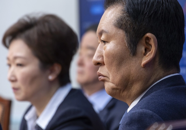 더불어민주당 정청래(앞부터) 당대표, 이언주 최고위원, 강득구 최고위원이 지난 2월 6일 국회 본청에서 열린 당 최고위원회의에서 굳은 표정으로 앉아 있다. 이날 회의에선 조국혁신당에 정청래 대표가 공개 제안한 합당 진행을 놓고 정 대표와 이언주·황명선·강득구 최고위원이 대립했다.<연합뉴스 사진>