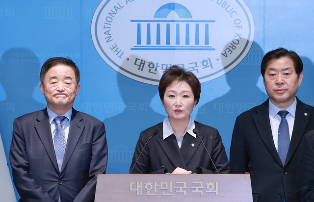 더불어민주당 강득구(왼쪽부터)·이언주·황명선 최고위원이 지난 6일 국회 소통관에서 민주당과 조국혁신당 간 합당 논의를 중단할 것을 촉구하고 있다. [연합뉴스]