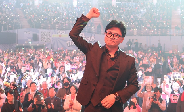 한동훈 전 국민의힘 당대표가 8일 서울 송파구 잠실실내체육관에서 열린 토크콘서트에 입장하며 손을 들어 보이고 있다.<연합뉴스 사진>