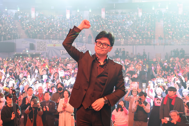 국민의힘 한동훈 전 대표가 8일 서울 송파구 잠실실내체육관에서 열린 토크콘서트에서 주먹을 들어올리고 있다. 연합뉴스
