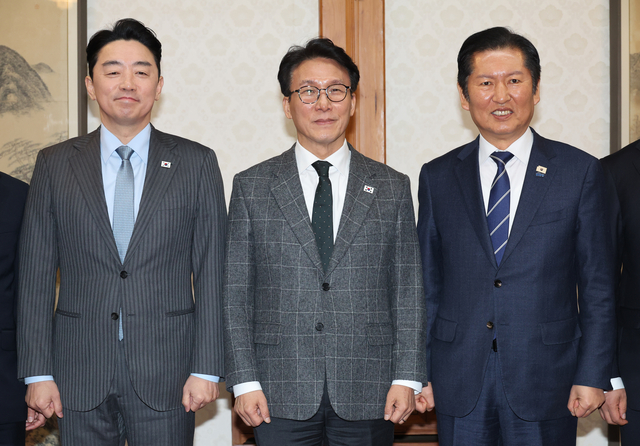 김민석(가운데) 국무총리가 8일 서울 종로구 삼청동 총리공관에서 열린 고위당정협의회에서 강훈식(왼쪽) 대통령비서실장, 정청래(오른쪽) 더불어민주당 당대표 등 참석자들과 기념 촬영하고 있다.<연합뉴스 사진>