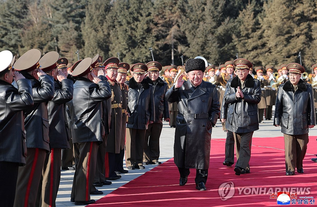 김정은 북한 국무위원장이 지난 8일 인민군 창건 78주년 기념일(건군절)을 맞아 국방성을 축하 방문한 모습. 평양 조선중앙통신=연합뉴스