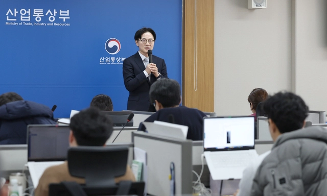 김정관 산업통상부 장관은  9일 정부세종청사 산업부 기자실에서 산업부 주요현안과 관련하여 출입기자단에게 브리핑한 후 질의응답의 시간을 가졌다. [산업부 제공]
