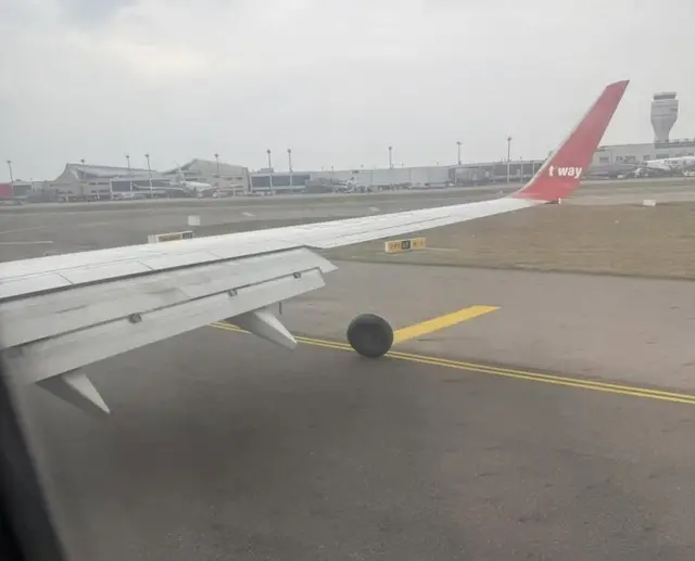 대만 공항 착륙 중 바퀴 빠진 티웨이항공 여객기. 독자 제공=대만 중시신문망