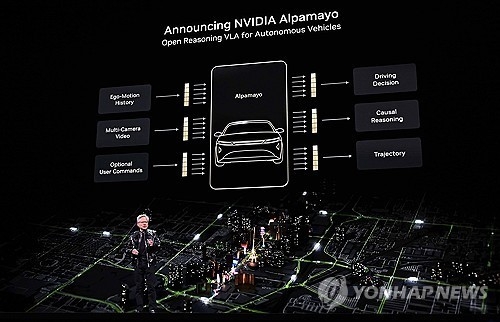 자율주행 AI 모델 설명하는 젠슨 황 엔비디아 CEO. 연합뉴스
