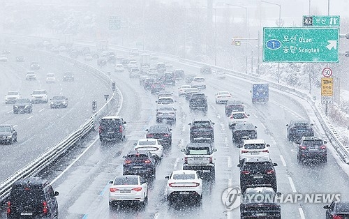설 전날인 지난해 1월 28일 대설 경보가 발효 중인 경기도 오산시 경부고속도로 오산IC 부근에서 차량이 서행하고 있다. [연합뉴스]