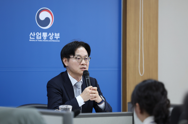 김정관 산업통상부 장관은 9일 정부세종청사 산업부 기자실에서 산업부 주요현안과 관련하여 출입기자단에게 브리핑한 후 질의응답의 시간을 가졌다. [산업부 제공]
