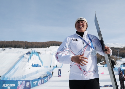 8일(현지시간) 이탈리아 리비뇨 스노파크에서 열린 2026 밀라노-코르티나담페초 동계올림픽 스노보드 남자 평행 대회전에서 은메달을 따낸 김상겸이 기뻐하고 있다. [리비뇨=연합뉴스]