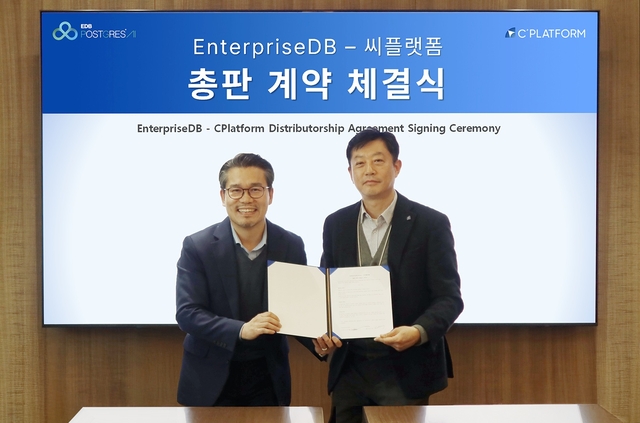 김희배(왼쪽) EDB 한국지사장과 배근태 씨플랫폼 대표가  총판 계약을 맺고 기념촬영하고 있다. 양사 제공
