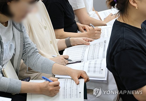 입시설명회 집중한 학부모들 [연합뉴스 자료사진]