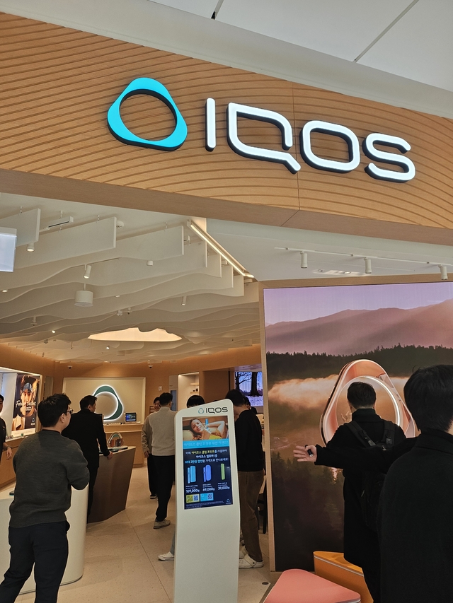필립모리스가 글로벌 스토어 콘셉트를 적용한 아이코스 IFC를 9일 오픈했다. [박순원 기자]

