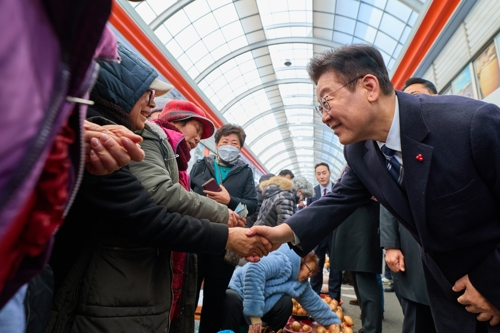 이재명 대통령이 지난 1월 23일 울산 울주군 온양읍 남창옹기종기시장을 방문해 시장 상인과 인사를 하고 있다.  [청와대 제공]