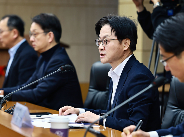 김정관 산업통상부 장관은 9일 서울 종로구 한국무역보험공사에서 ‘경제단체 긴급현안 점검회의’를 주재했다. 김 장관은 최근 상속세 관련 대한상공회의소 보도자료에서 촉발된 ‘가짜뉴스’사안에 대해 인식을 공유하고, 유사사례 재발 차단을 위한 방안’등을 논의했다. [산업부 제공]