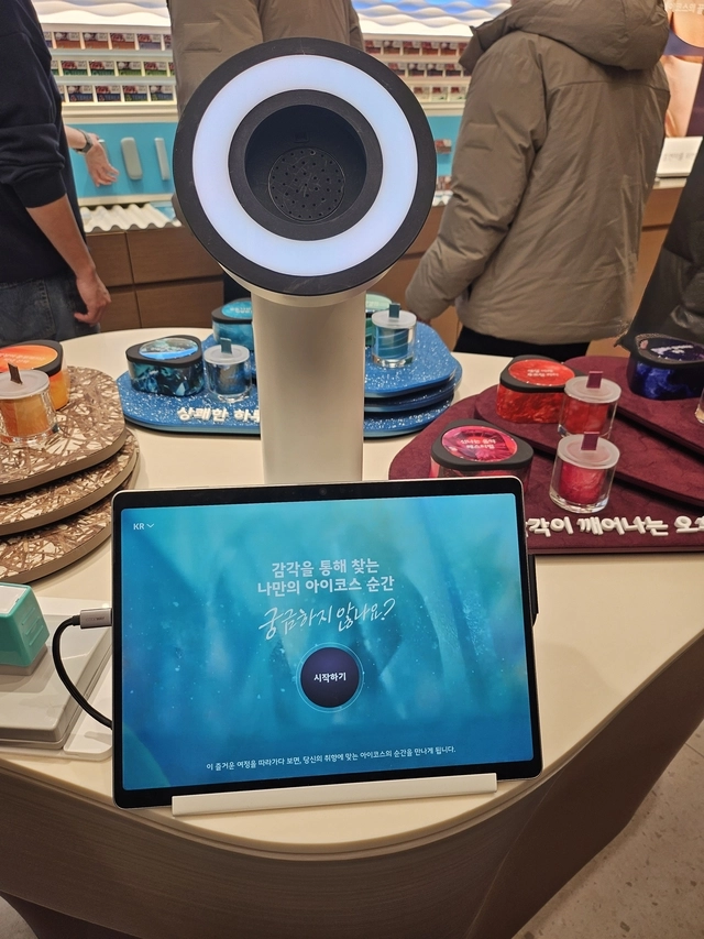 방문객이 터치스크린을 조작해 흡연하고자 하는 시간대와 선호하는 분위기를 선택하면 그에 어울리는 영상과 음악, 향이 장비를 통해 나온다. [박순원 기자]
