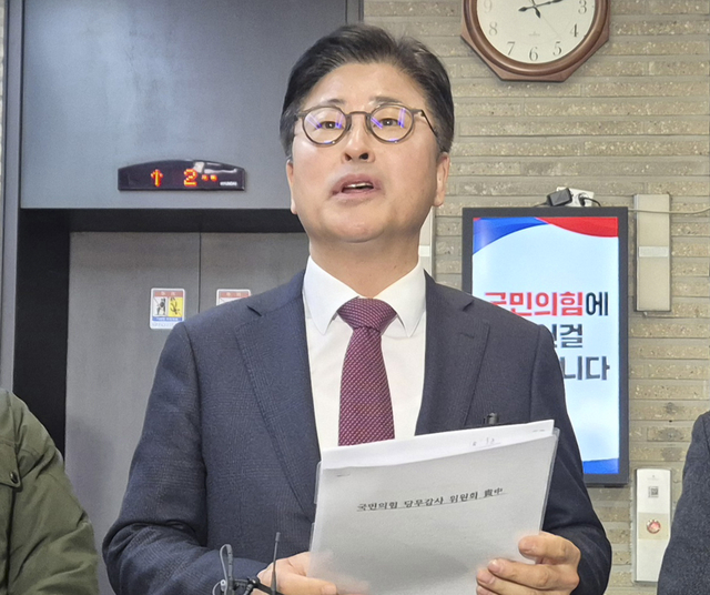 국민의힘 김종혁 전 최고위원이 지난달 19일 서울 여의도 국민의힘 중앙당사에서 열린 윤리위원회에 출석한 뒤 취재진과 인터뷰하고 있다.