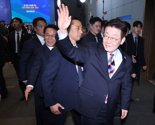 이재명 대통령이 6일 창원 성산구 창원컨벤션센터에서 ‘경남의 마음을 듣다’ 타운홀미팅 간담회 후 참석자들을 향해 인사하며 이석하고 있다. [연합뉴스]