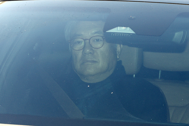 윤석열 전 대통령 파면 직후 대통령실 컴퓨터(PC) 초기화를 지시한 의혹을 받는 정진석 전 대통령비서실장이 피의자 신분으로 조사를 받기 위해 8일 서울 경찰청 3대 특검 특별수사본부로 출석하고 있다. [연합뉴스]