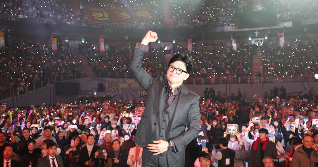 한동훈 전 국민의힘 대표가 8일 서울 송파구 잠실실내체육관에서 열린 토크콘서트에서 주먹을 들어올리고 있다. [연합뉴스]